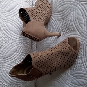 Madden Girl ankle bootie/shoe. Stilleto Size 7. Open toed. zipper at hee…